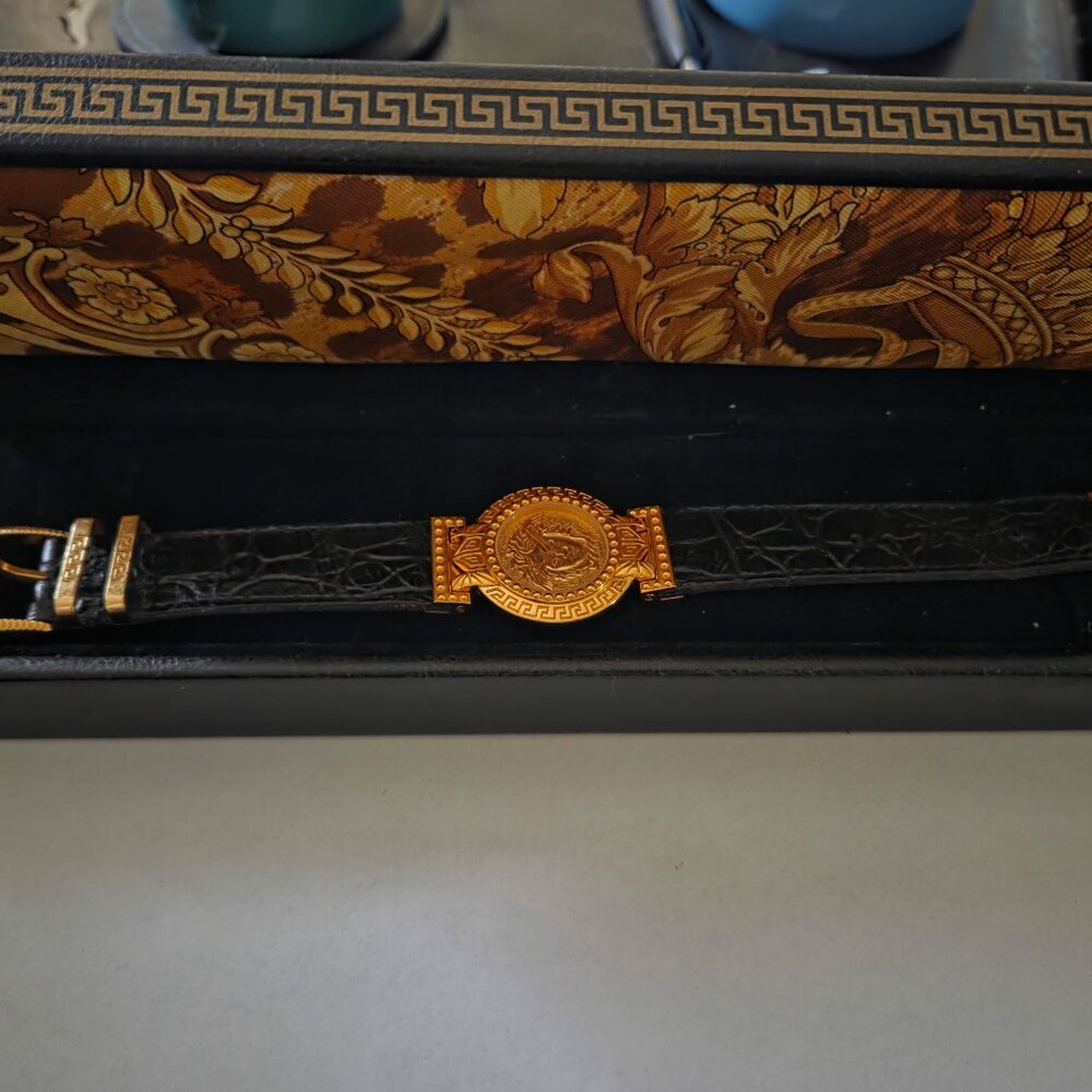 Women's Versace Medusa G10 watch - Picture 5 of 7